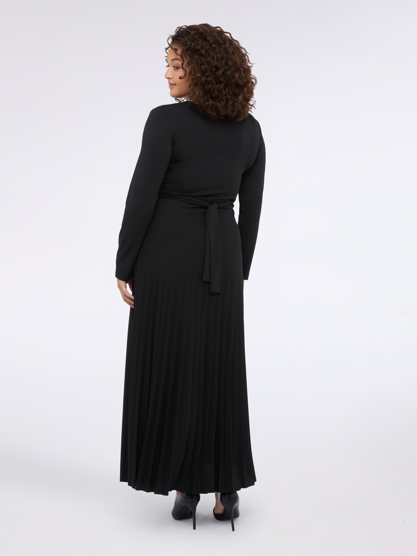 Dress with pleated skirt and belt image number 2