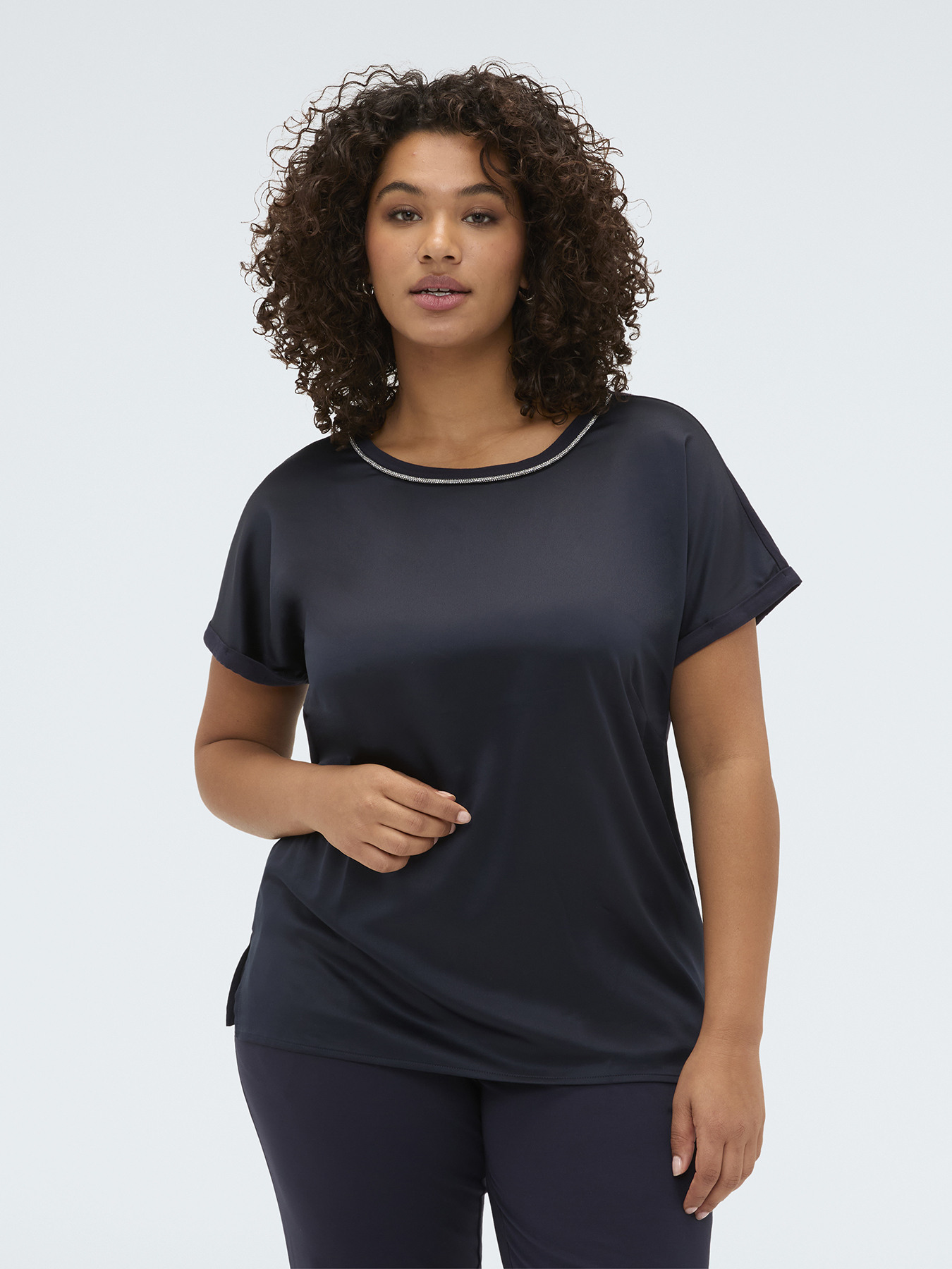Zweifarbiges T-Shirt mit leuchtenden Applikationen image number 0