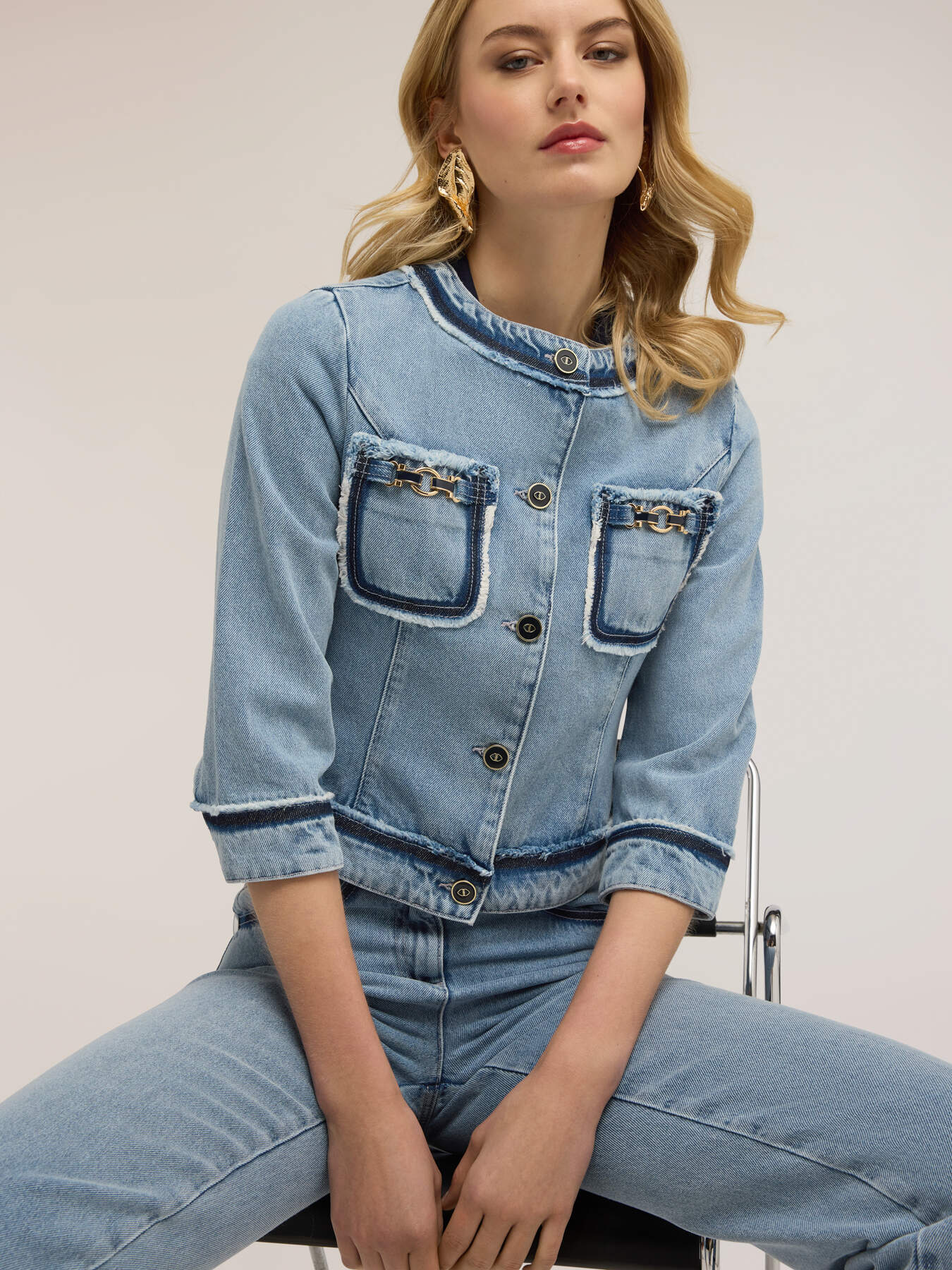 Jeansjacke mit Ketten image number 2