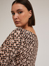Blusa con stampa devoré a pois image number 2