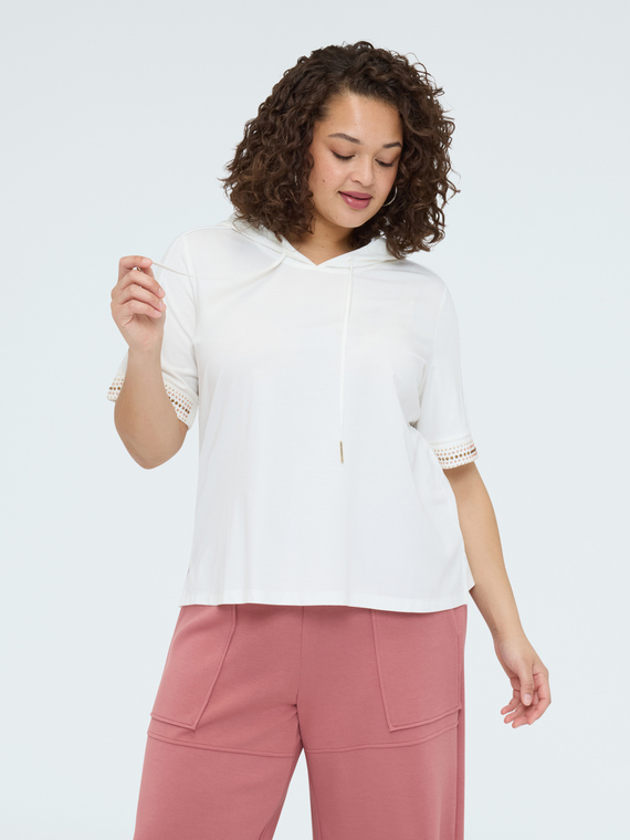 T-shirt con cappuccio e bordini hotfix