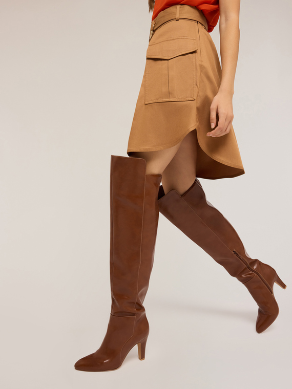 Hohe Stiefel mit Absatz