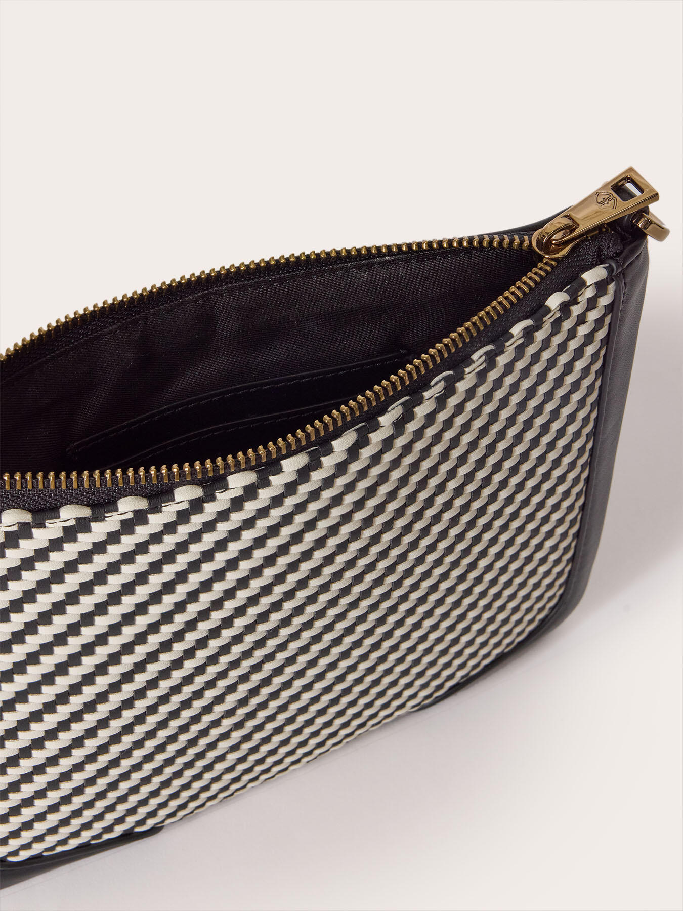 Flat clutch with two-tone weave image number 4
