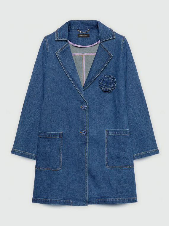 Trenchcoat aus Denim mit Brosche