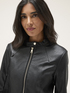 Blouson en tissu enduit avec découpes effet modelant image number 2