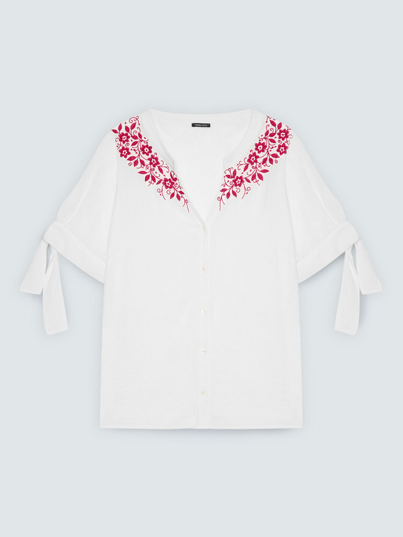 Blusa con ricami floreali