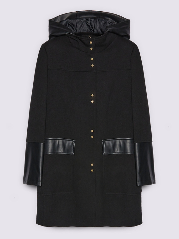Cappotto con dettagli in tessuto lucido