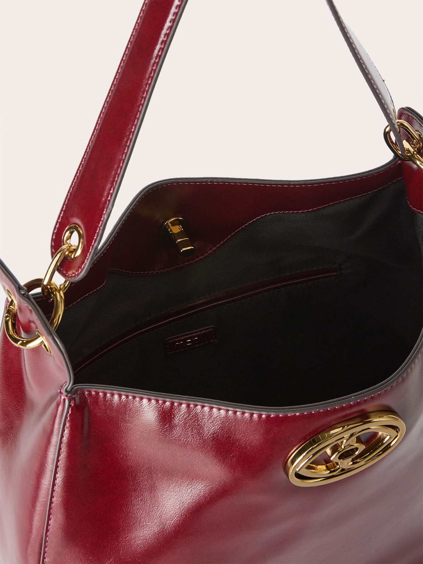 Sac hobo en tissu enduit brillant image number 3