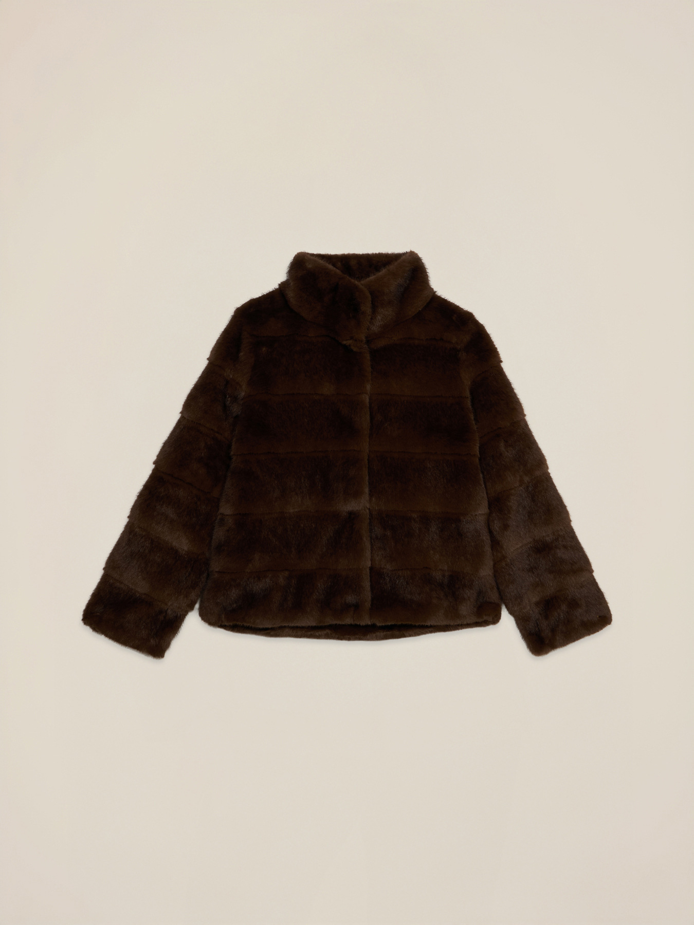 Chaqueta corta efecto peluche image number 5