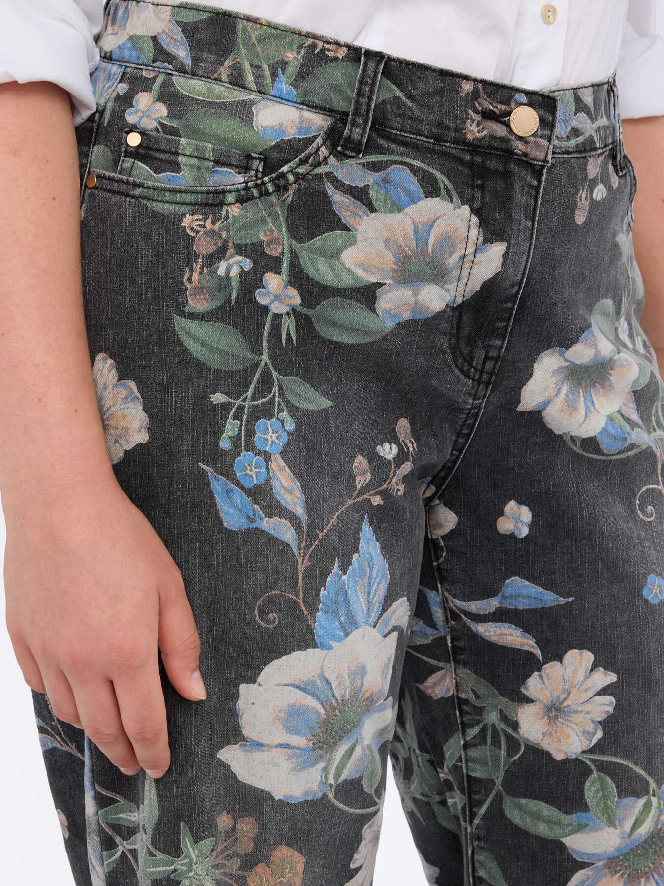 Cropped-Jeans mit Blumendruck image number 4