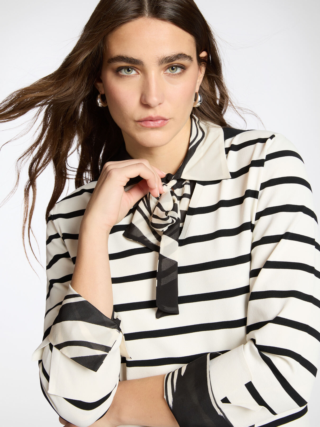 Maglia a righe con scollo a V image number 2