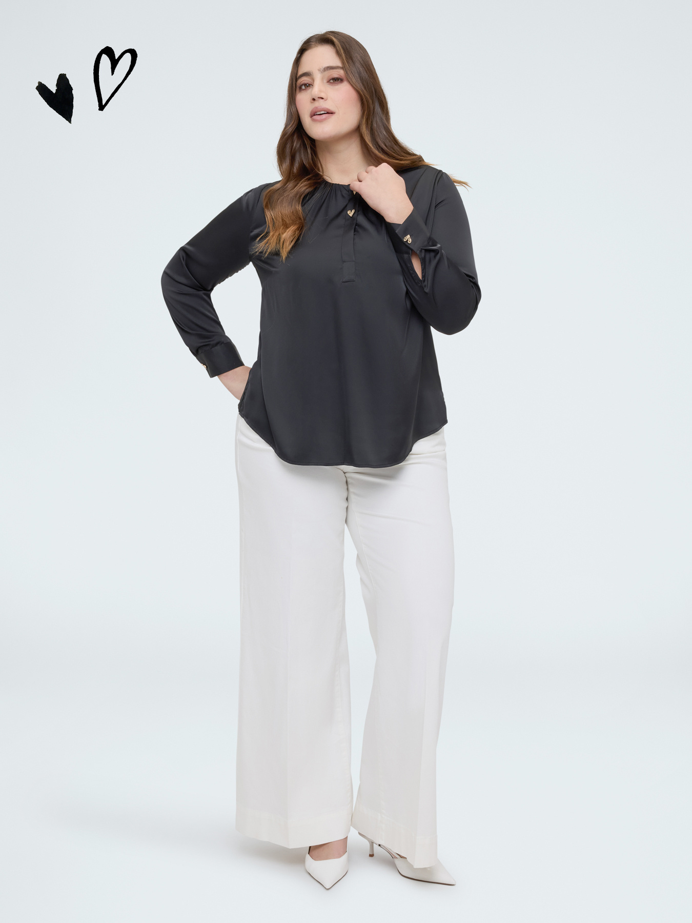 Blusa in raso con bottoni a forma di cuore image number 0