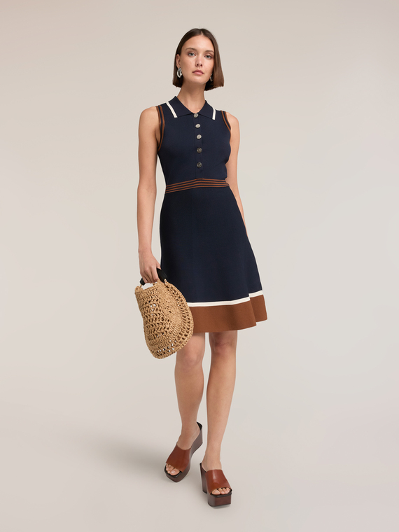 Rochie cu croială &icirc;n A cu guler polo