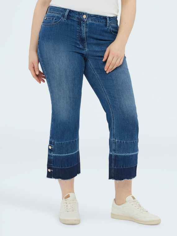 Jeans Kick Flare con orlo sfrangiato