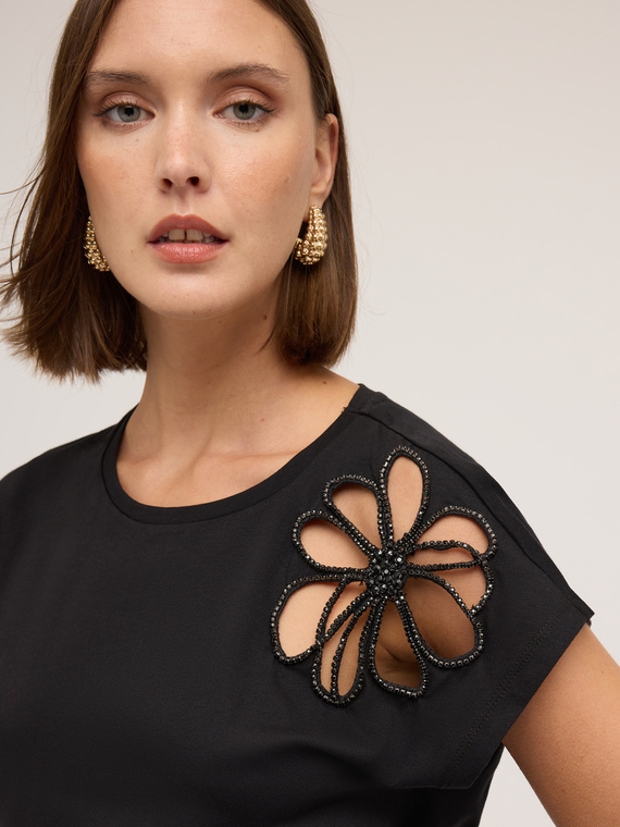 T-shirt con cut-out floreale