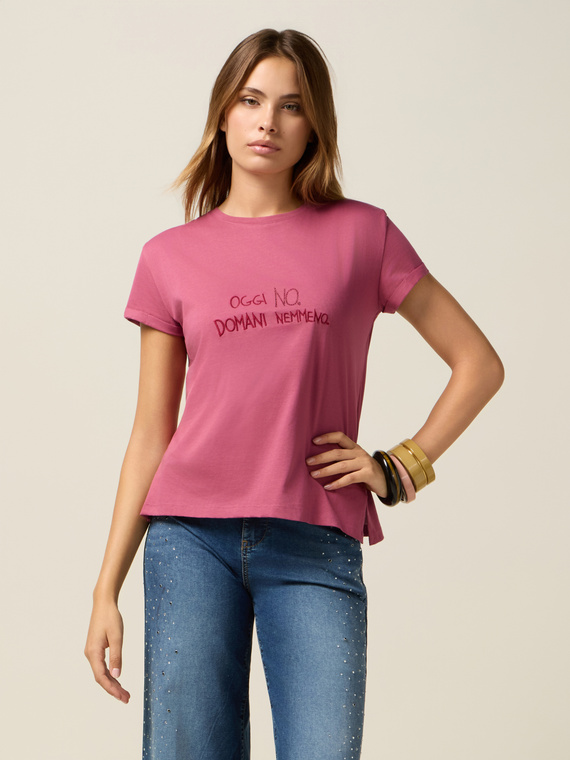 T-shirt with embroidered lettering