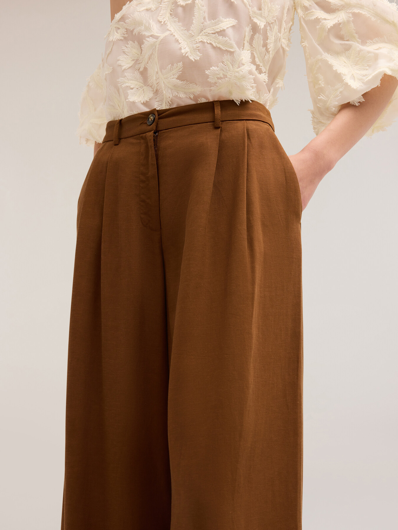 Pleated palazzo trousers in lyocell blend image number 2