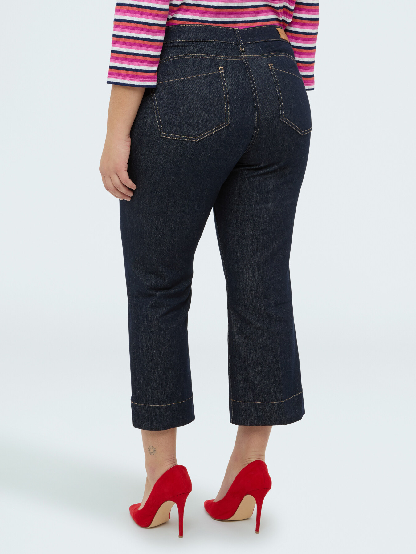 Jeans Kick Flare con catenella decorativa image number 1