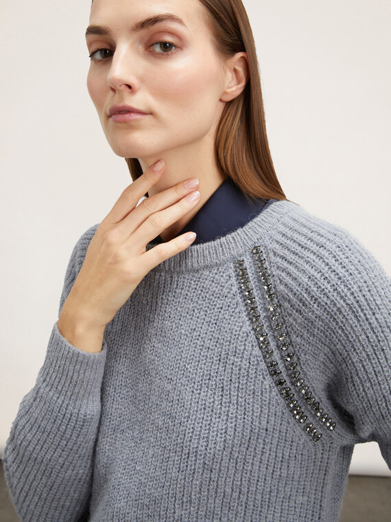 Raglanpullover mit Steinstickerei