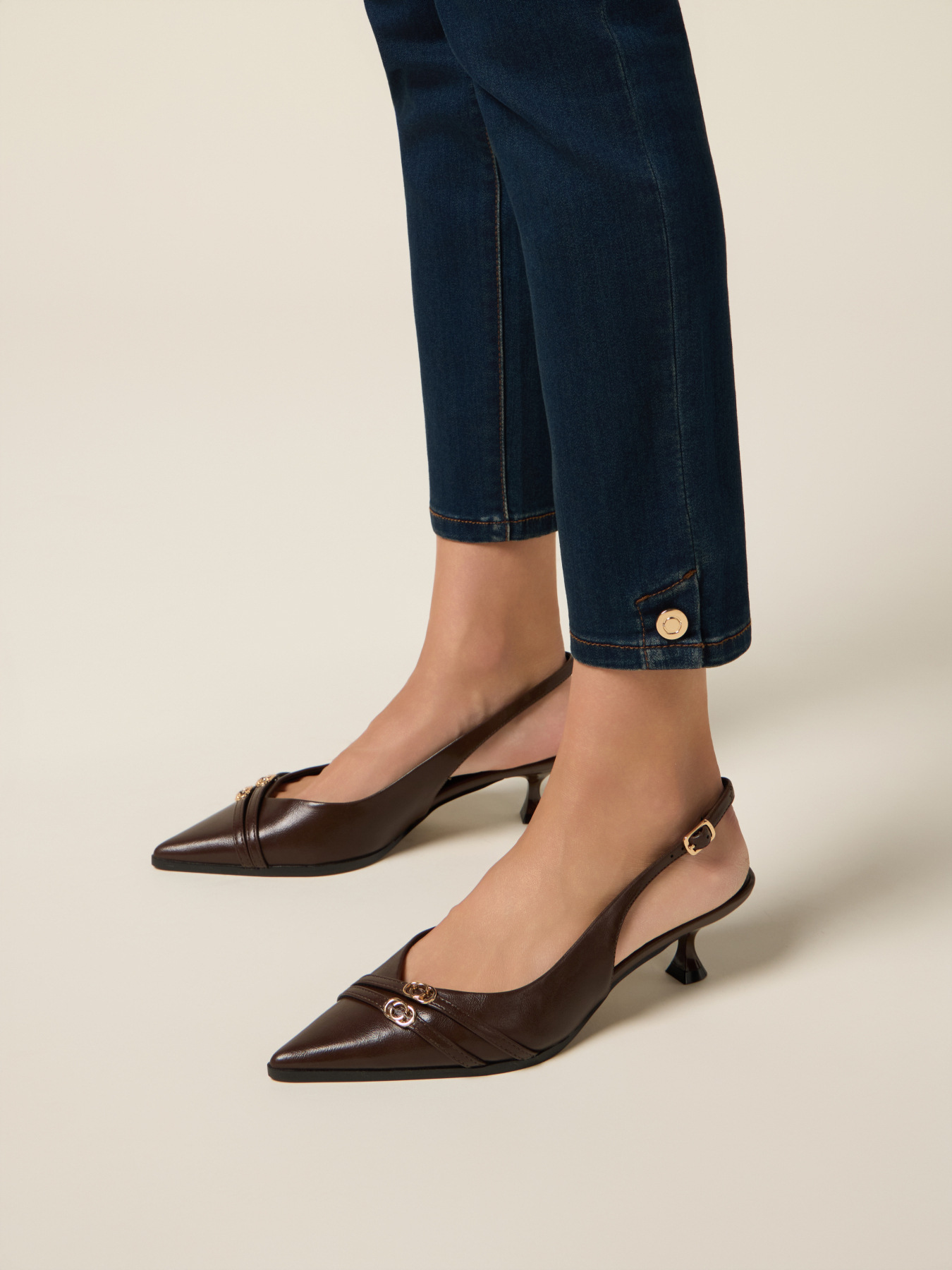 Jeans regular con bottoni decorativi image number 2