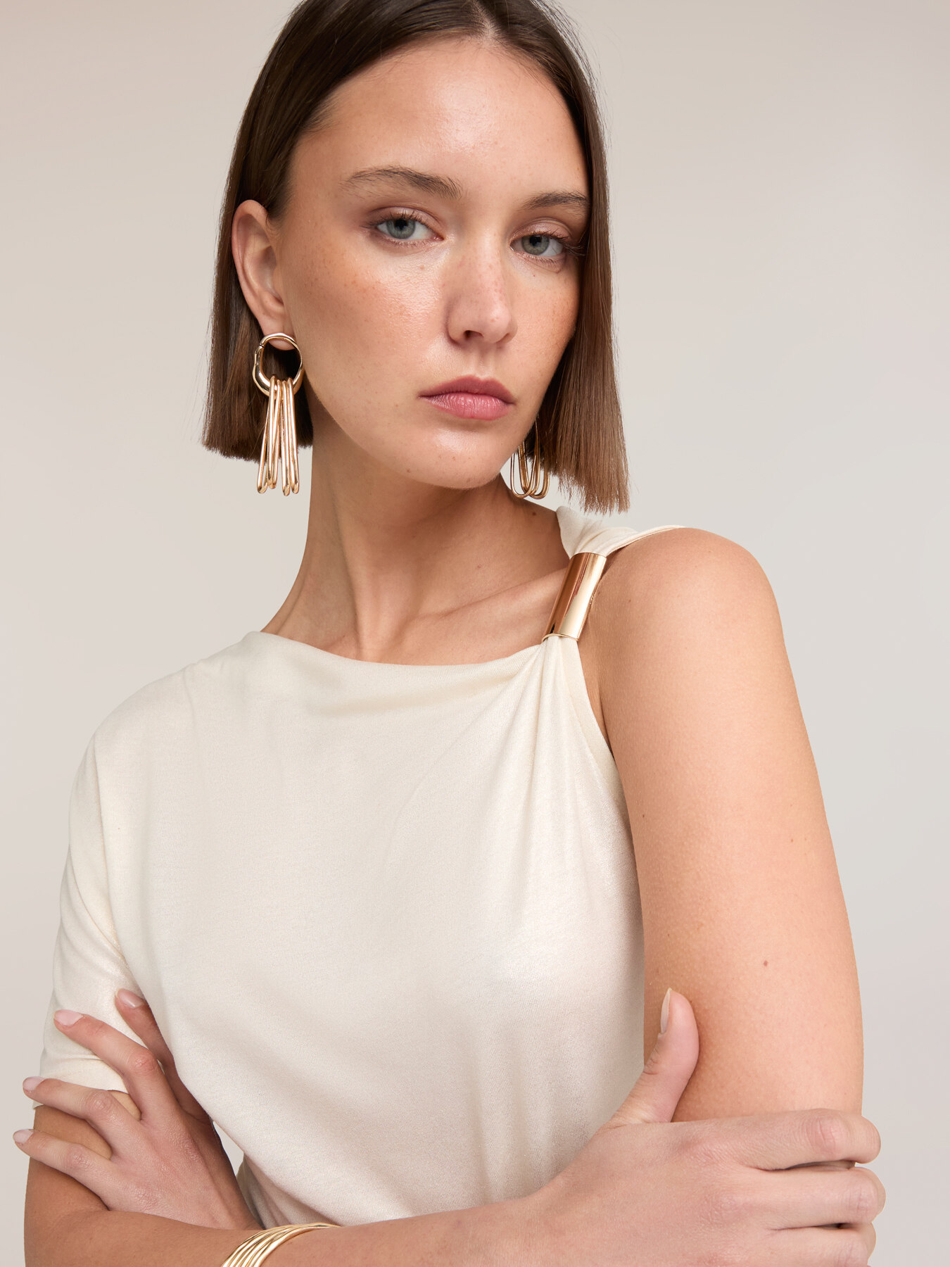 Tricou laminat cu decolteu asimetric image number 2