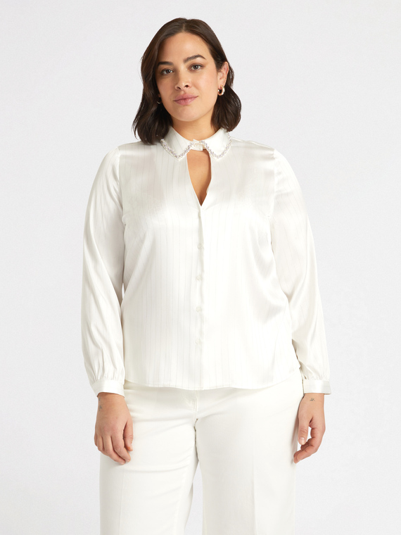 Shirt with keyhole and embroidered collar