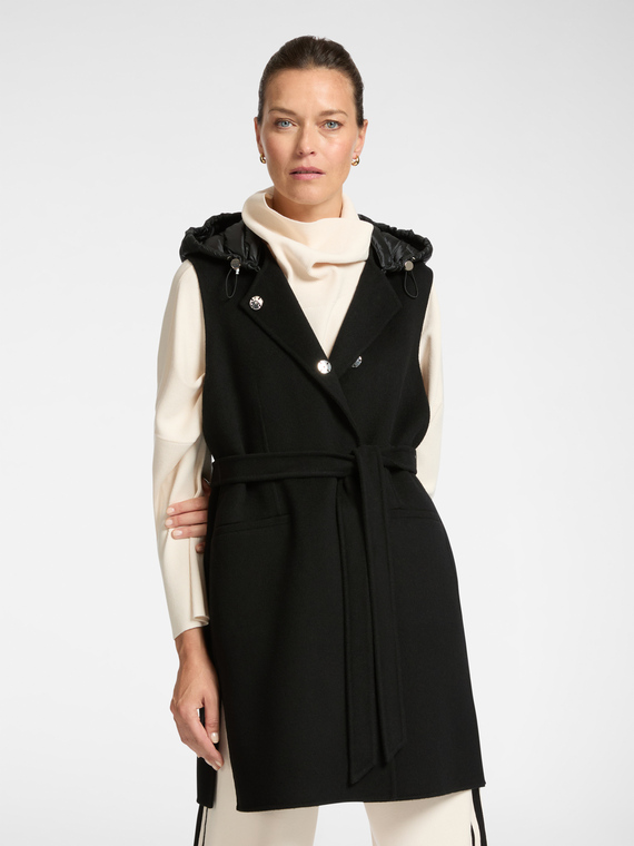 Sporty sleeveless coat