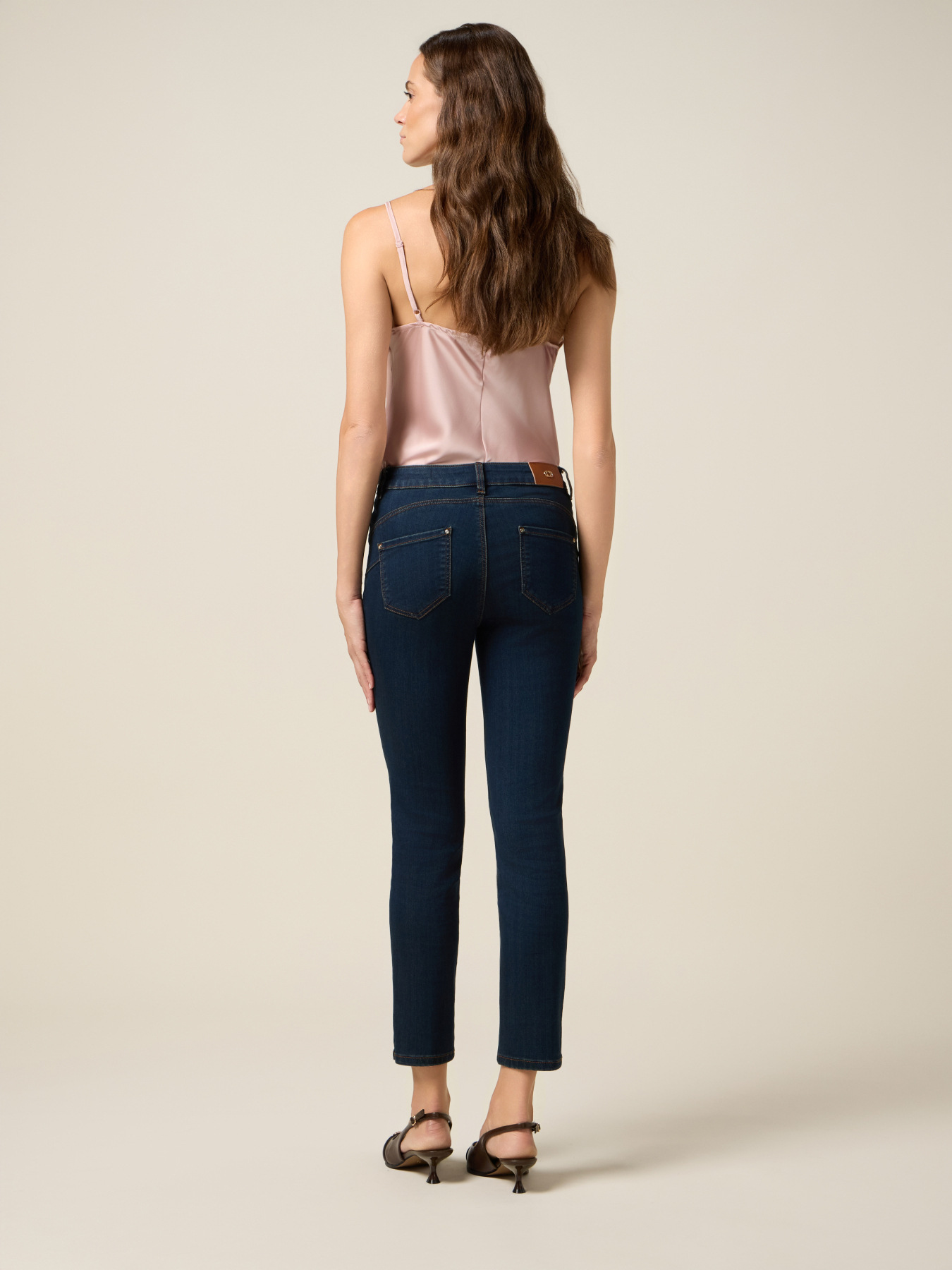 Jeans regular con bottoni decorativi image number 1