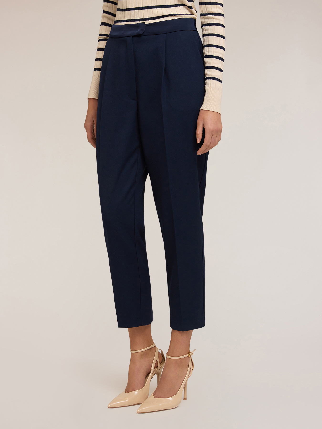 Pantaloni carrot con cintura in raso image number 0