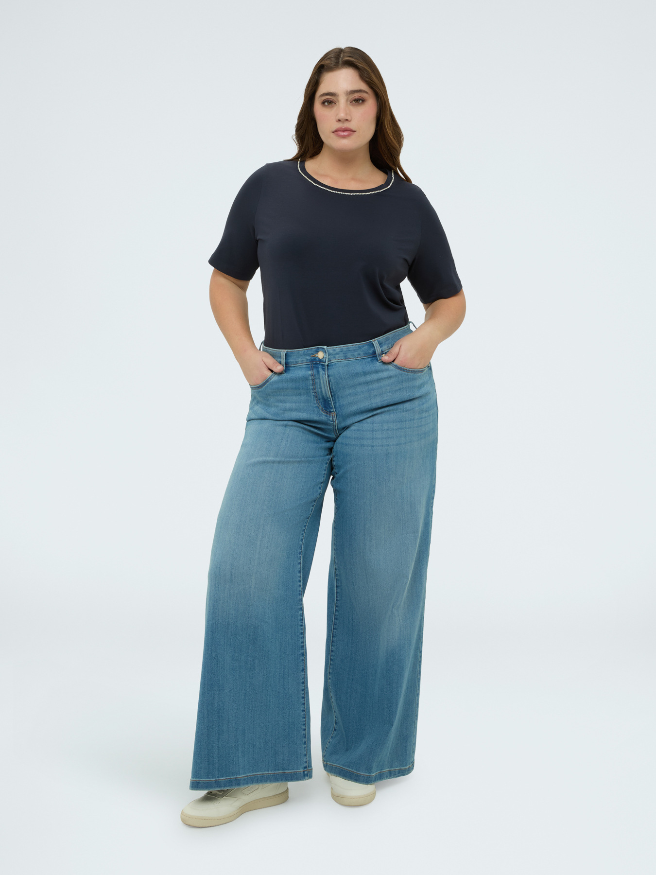 T-shirt in cotone con applicazioni luminose image number 2