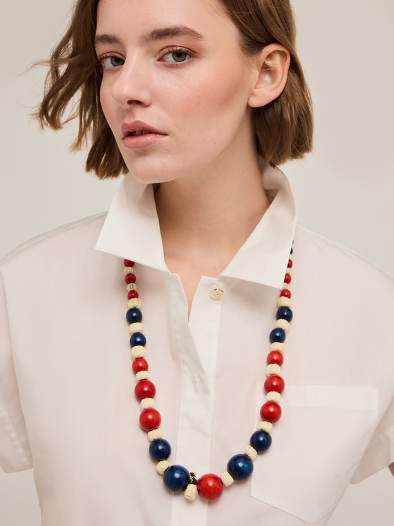 Collana lunga con perline in legno e rafia