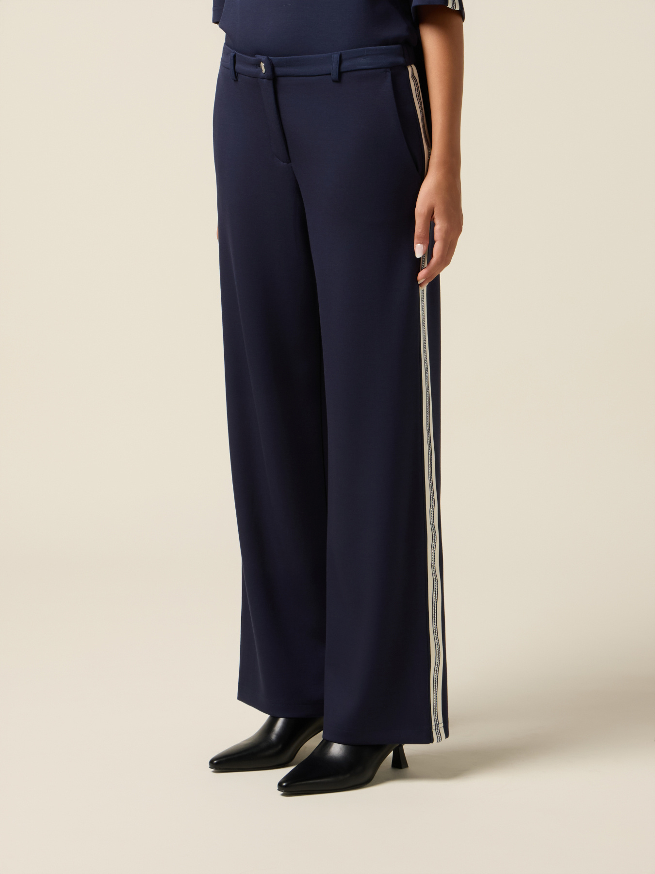 Pantaloni soft touch con tape laterale image number 3