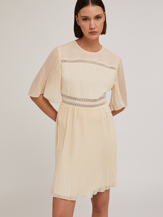 Robe brodée avec détails plissés
