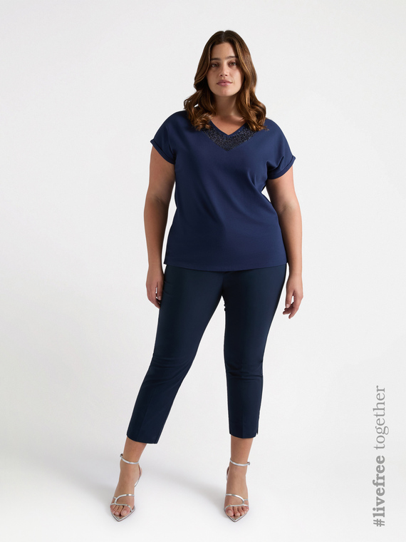 T-shirt con scollo ricamato