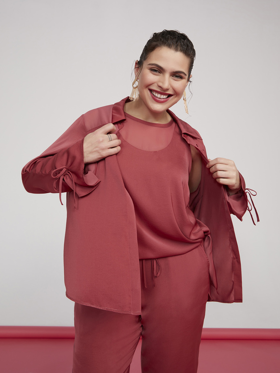 Camicia in raso con lacci da annodare ai polsi