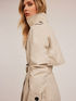 Zweireihiger Trenchcoat aus technischem Gewebe image number 2