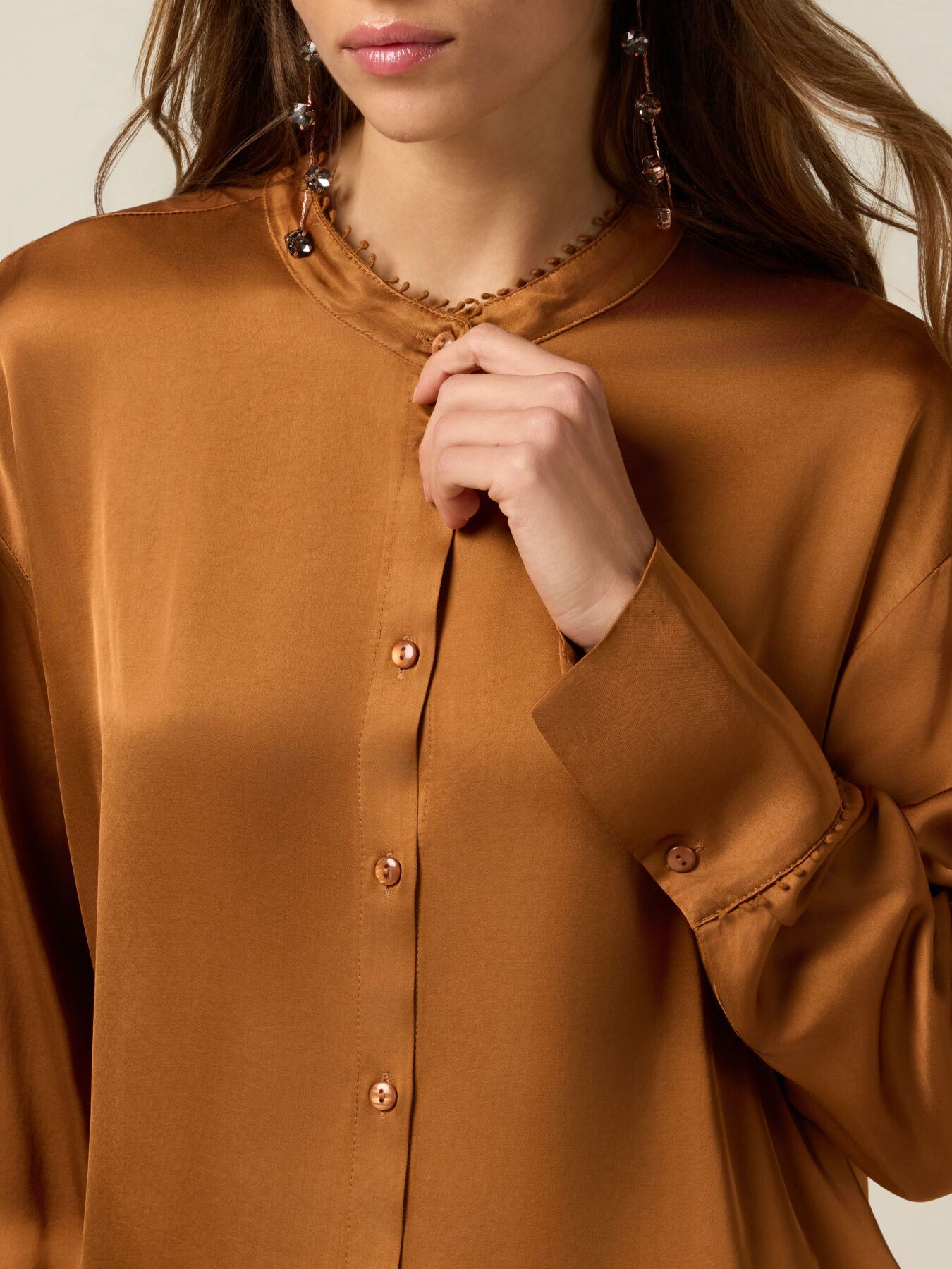 Camicia in raso con profili decorati image number 2