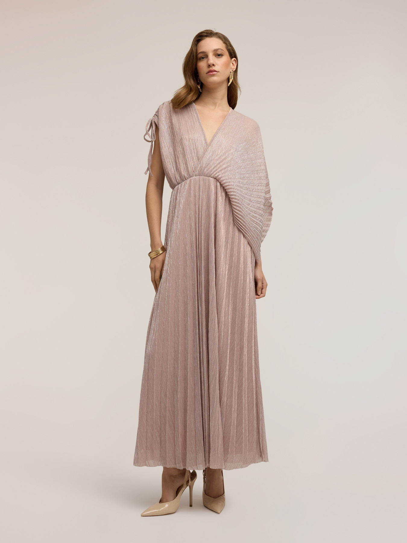 Langes plissiertes Kleid in Metallic-Optik image number 2