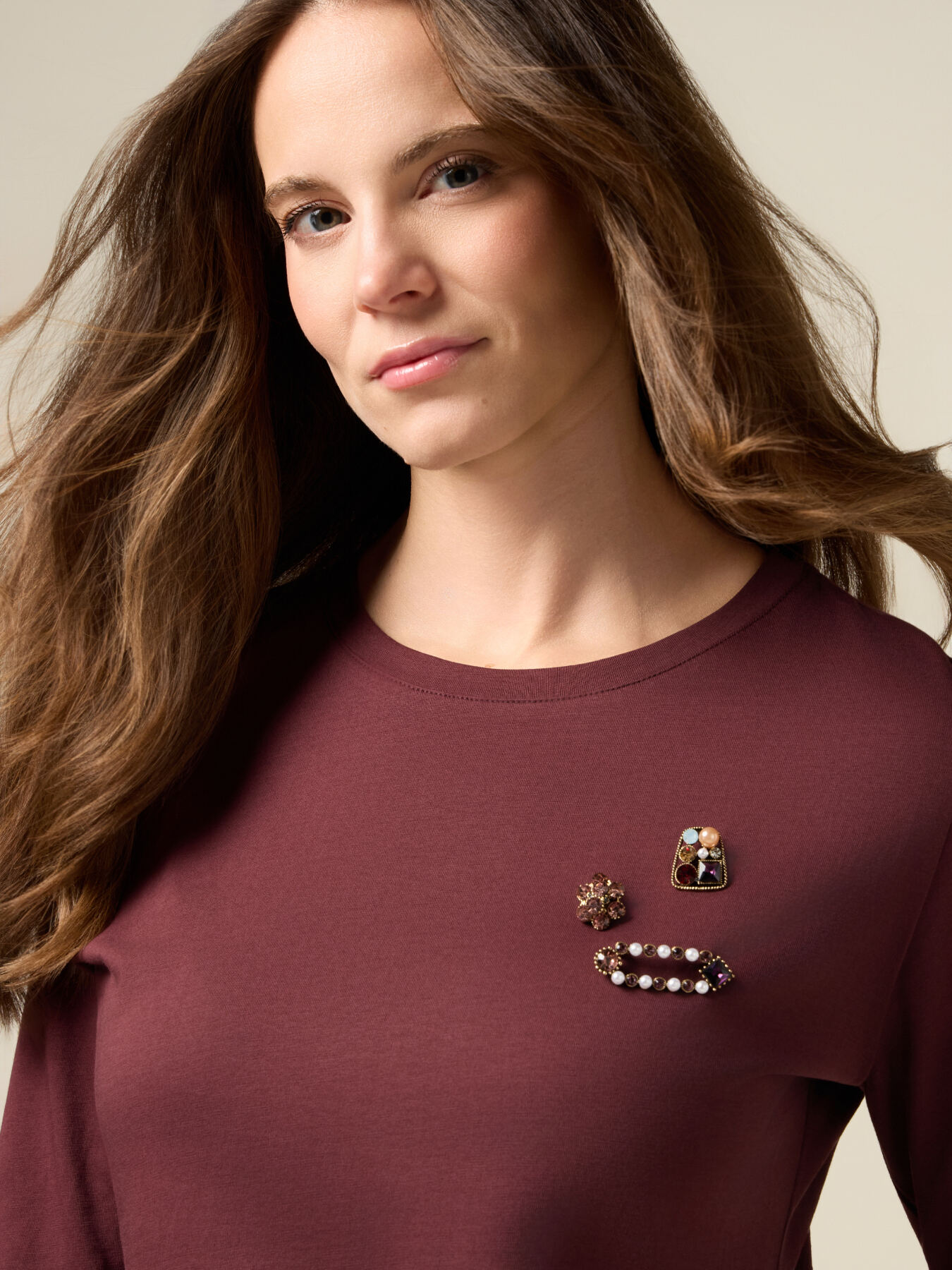 T-shirt con spille image number 2