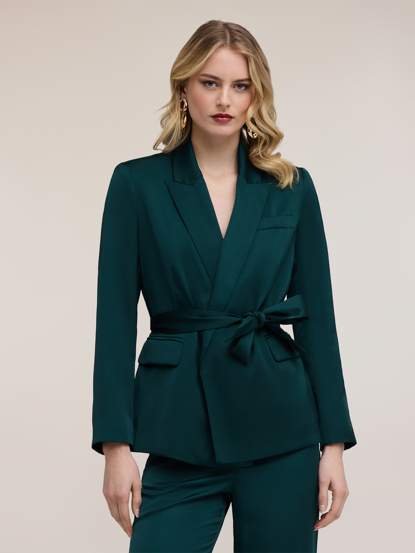 Veste fluide en satin avec ceinture image number 0