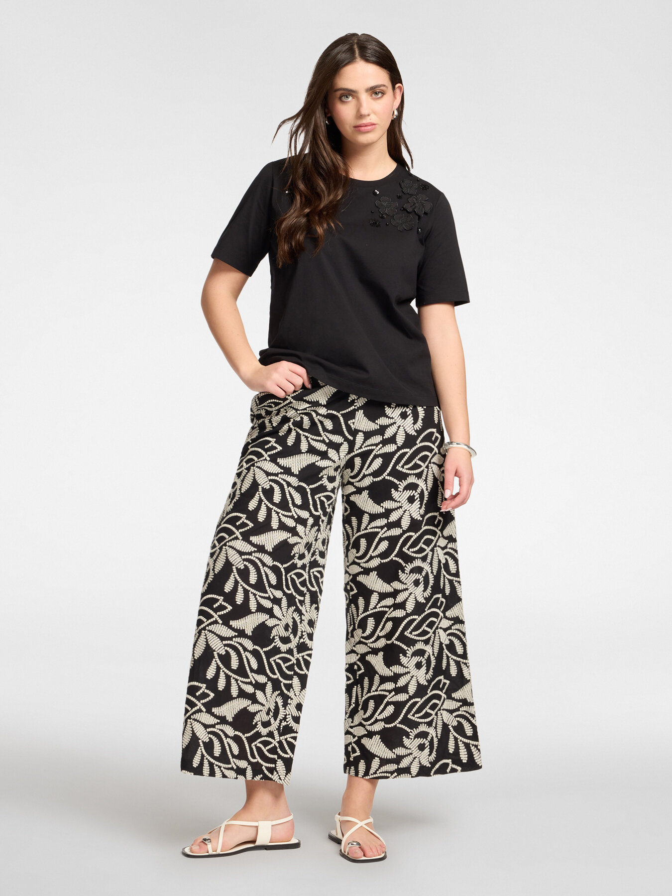 T-Shirt aus Baumwolle mit floralen Applikationen image number 2