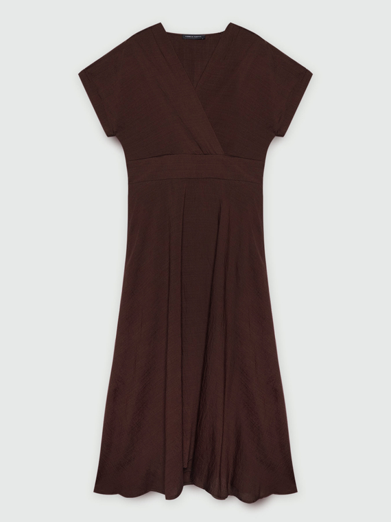 Robe croisée sur le devant