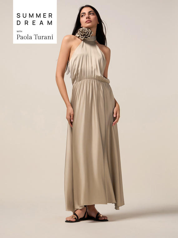 Robe longue en satin avec fleur
