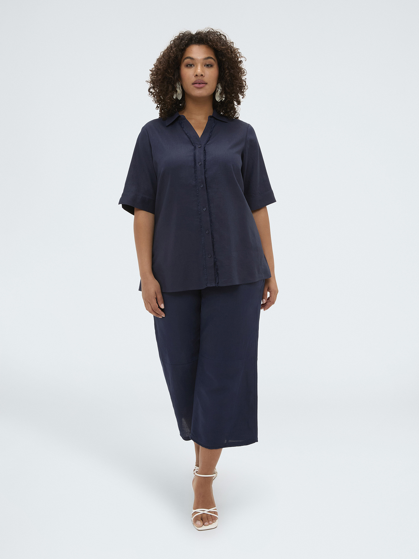 Boxy shirt in linen and viscose blend image number 3