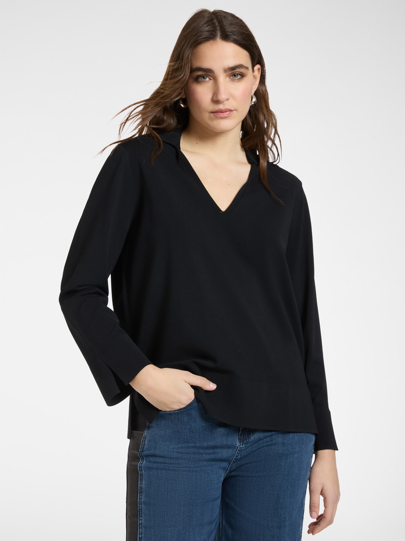 Maglia con scollo a V e colletto image number 0