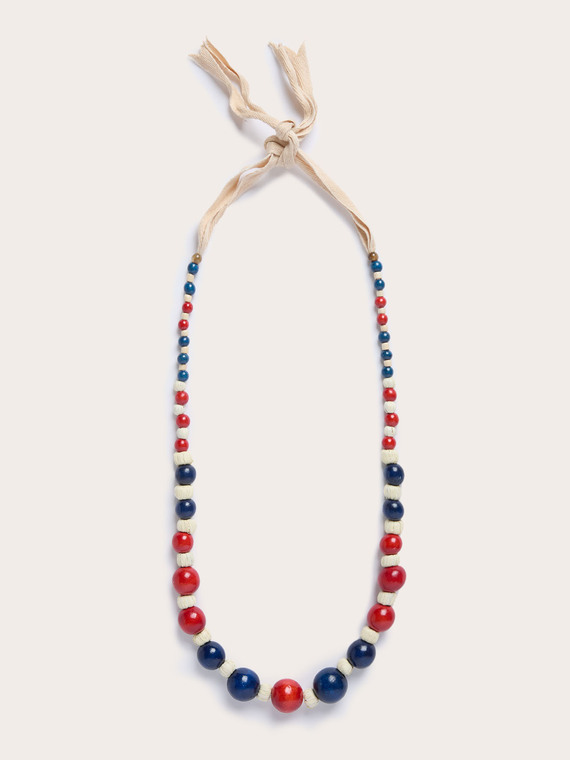 Collana lunga con perline in legno e rafia