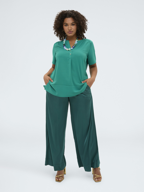 T-shirt in misto lyocell con bottoncini