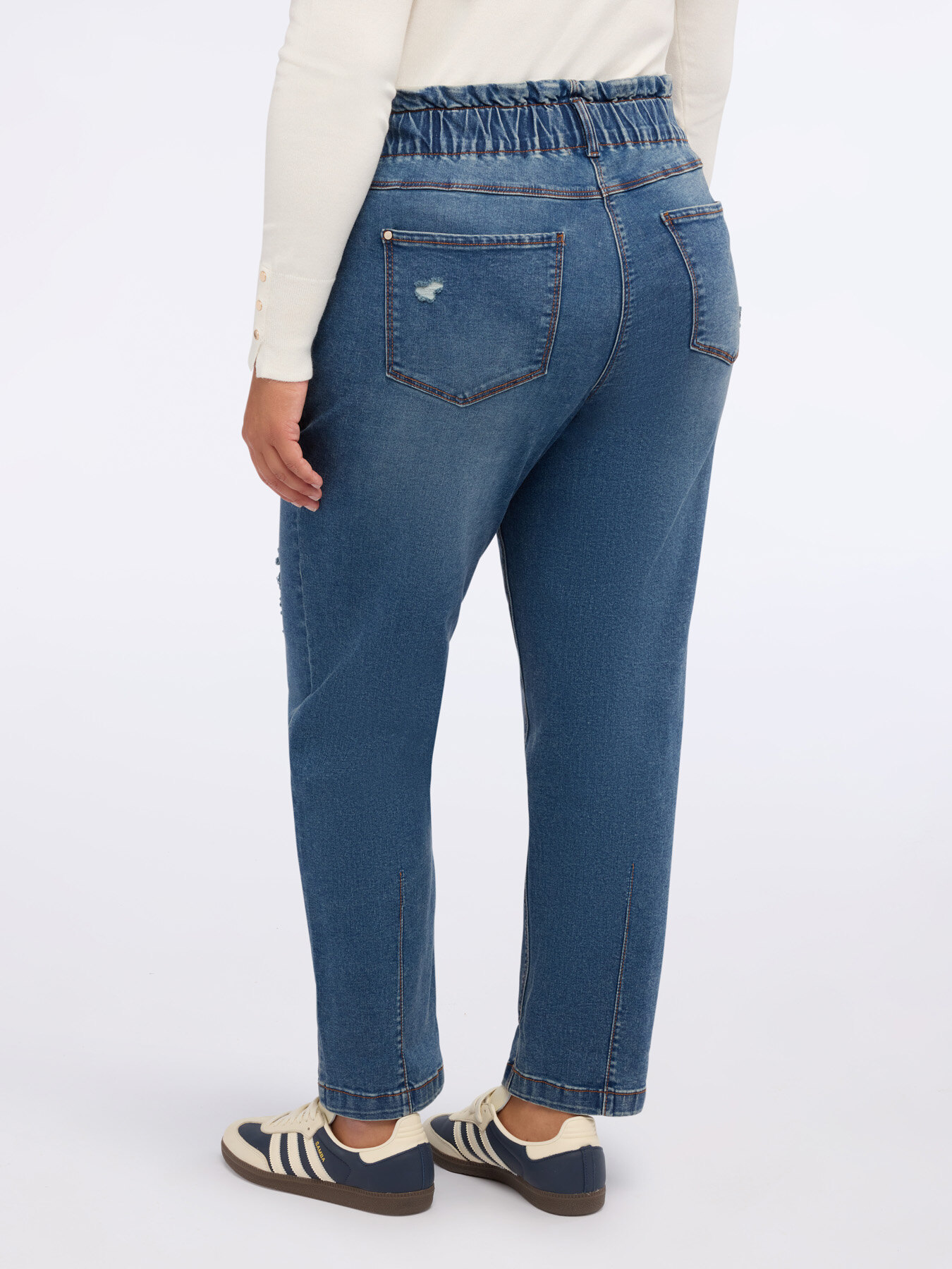 Balloon jeans with micro tears image number 1