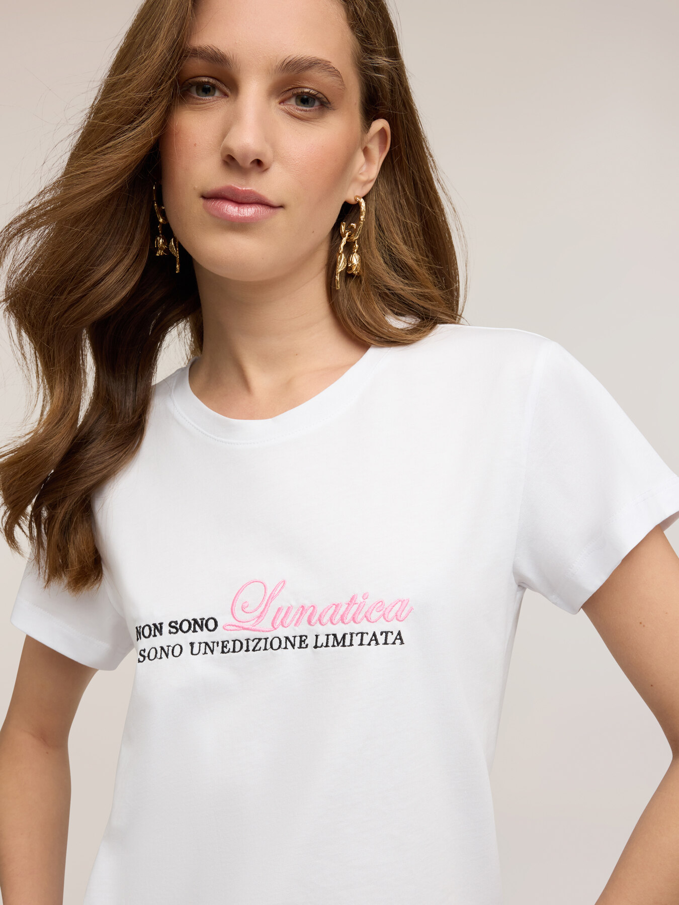 T-shirt in jersey con scritta ricamata image number 3