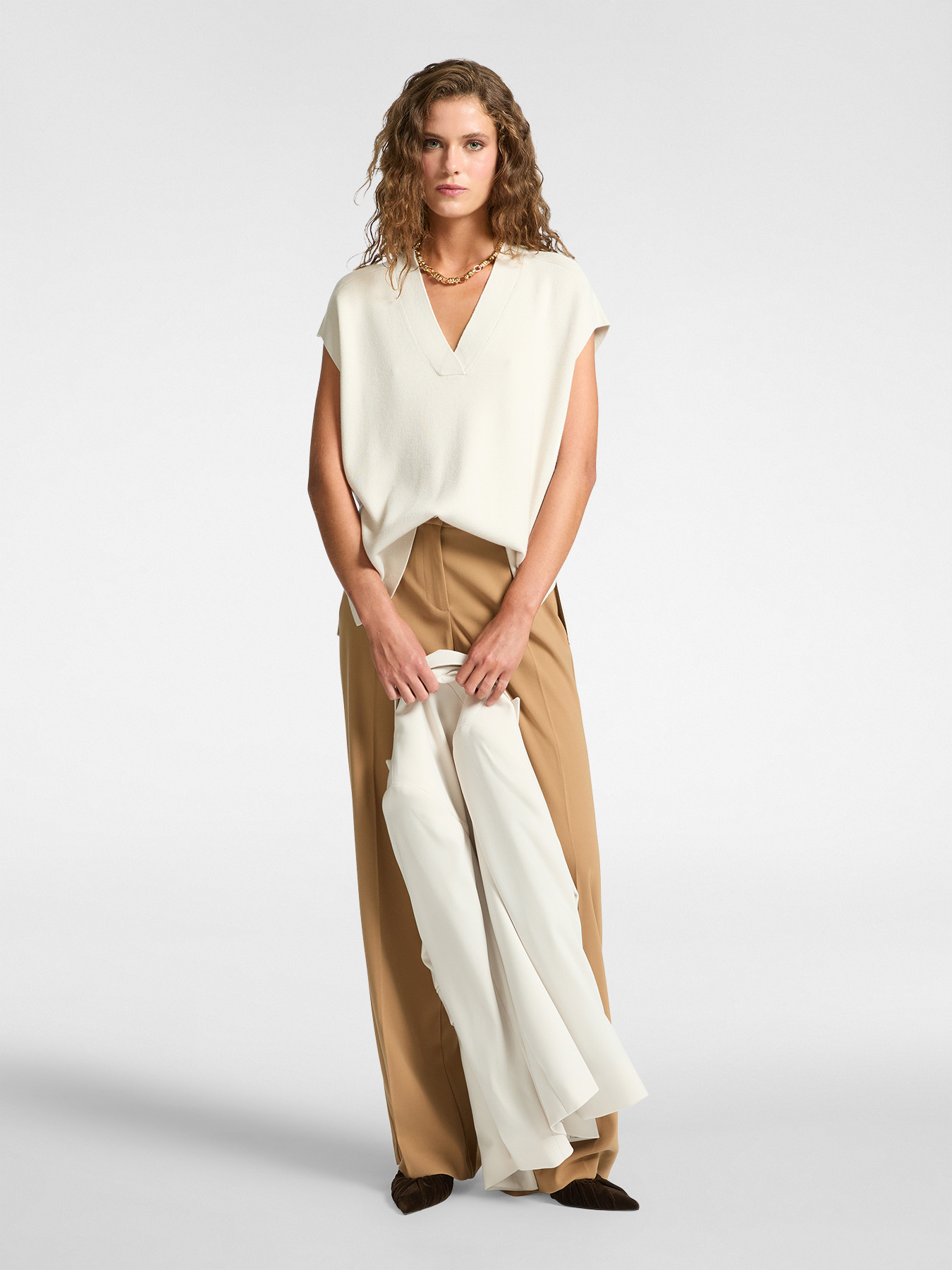 Gilet d&eacute;collet&eacute; en V image number 2